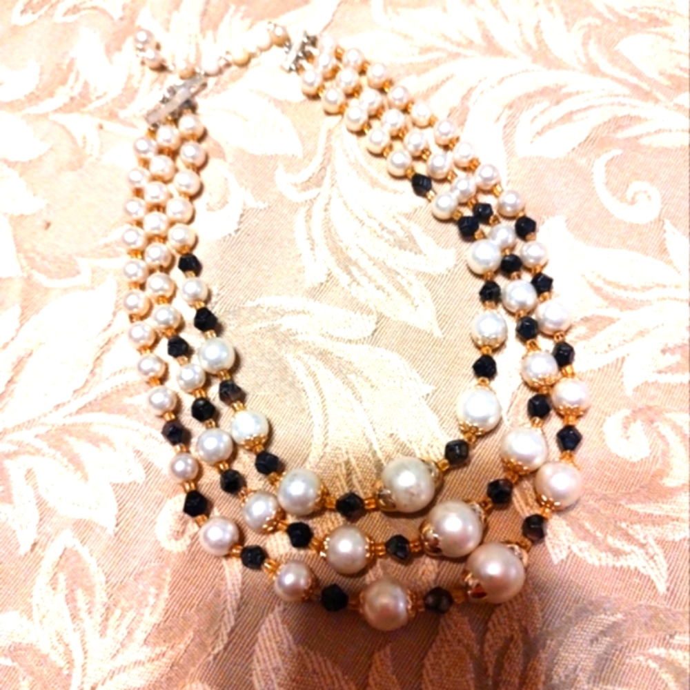 🖤🐺🖤Lovely Vintage Faux Pearl & Iridescent Blue-Black Acrylic Faceted Necklace - Picture 2 of 10